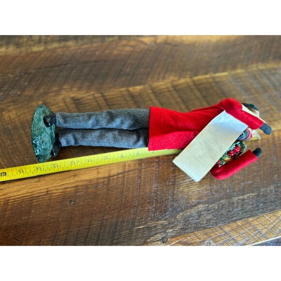 Vintage Byers Choice Carolers Figurine Man In Red Coat & Plaid Scarf Holding Wre - Picture 7 of 9